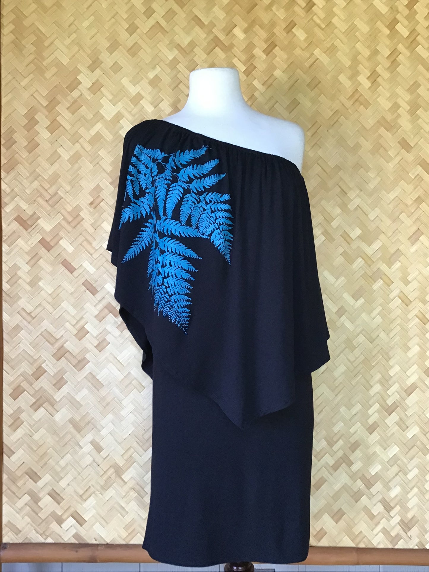 Mūʻekekeʻi Dress (Black)